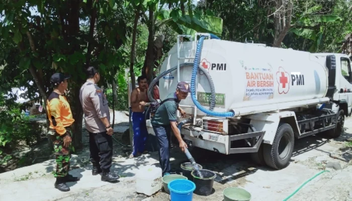 Muhammadiyah Temanggung Bersama Mitra-Mitra Bantu Masyarakat Kaloran Terdampak Kekeringan dengan Distribusi Air Bersih