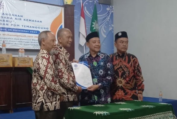 Penandatanganan MOU Produk Air Minum SEGARMU Menguatkan Kerjasama antara Pimpinan Daerah Muhammadiyah Temanggung dan PDM Kendal