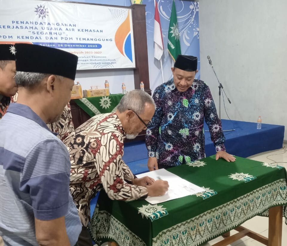 Penandatanganan MOU Produk Air Minum SEGARMU Menguatkan Kerjasama antara Pimpinan Daerah Muhammadiyah Temanggung dan PDM Kendal