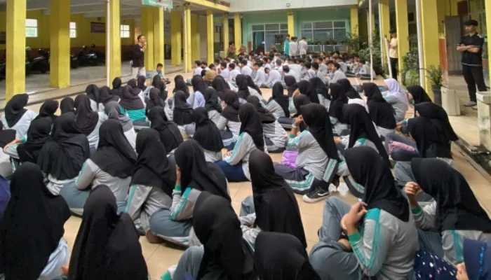 Tarhib Ramadhan: Siswa SMP Muhammadiyah 1 Temanggung Semangat Bersih-bersih Tempat Ibadah