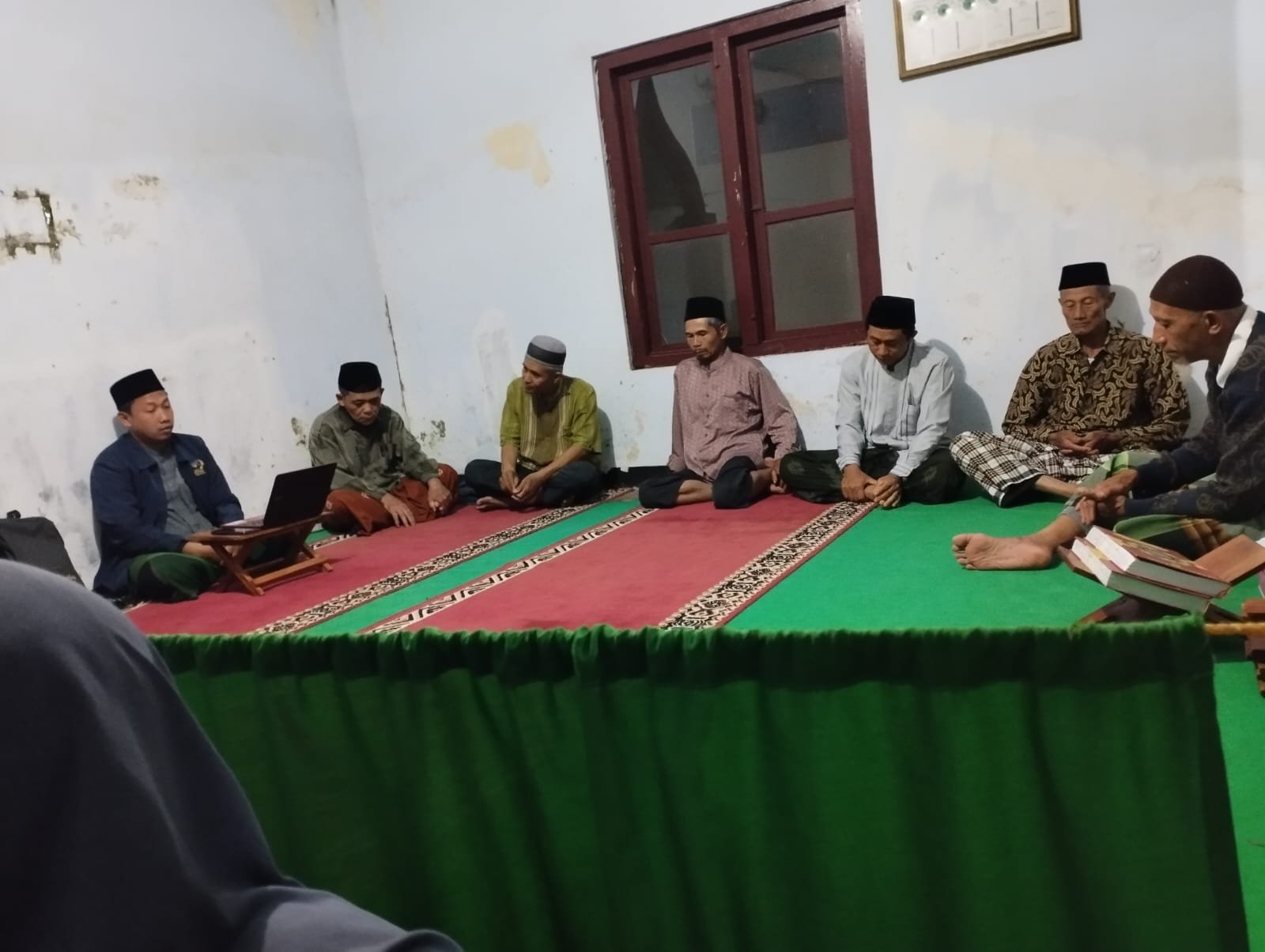 Kajian Keutamaan Al Qur'an di Musholla Al Muttaqin Jambon: Mengangkat Derajat dan Mencapai Kebahagiaan