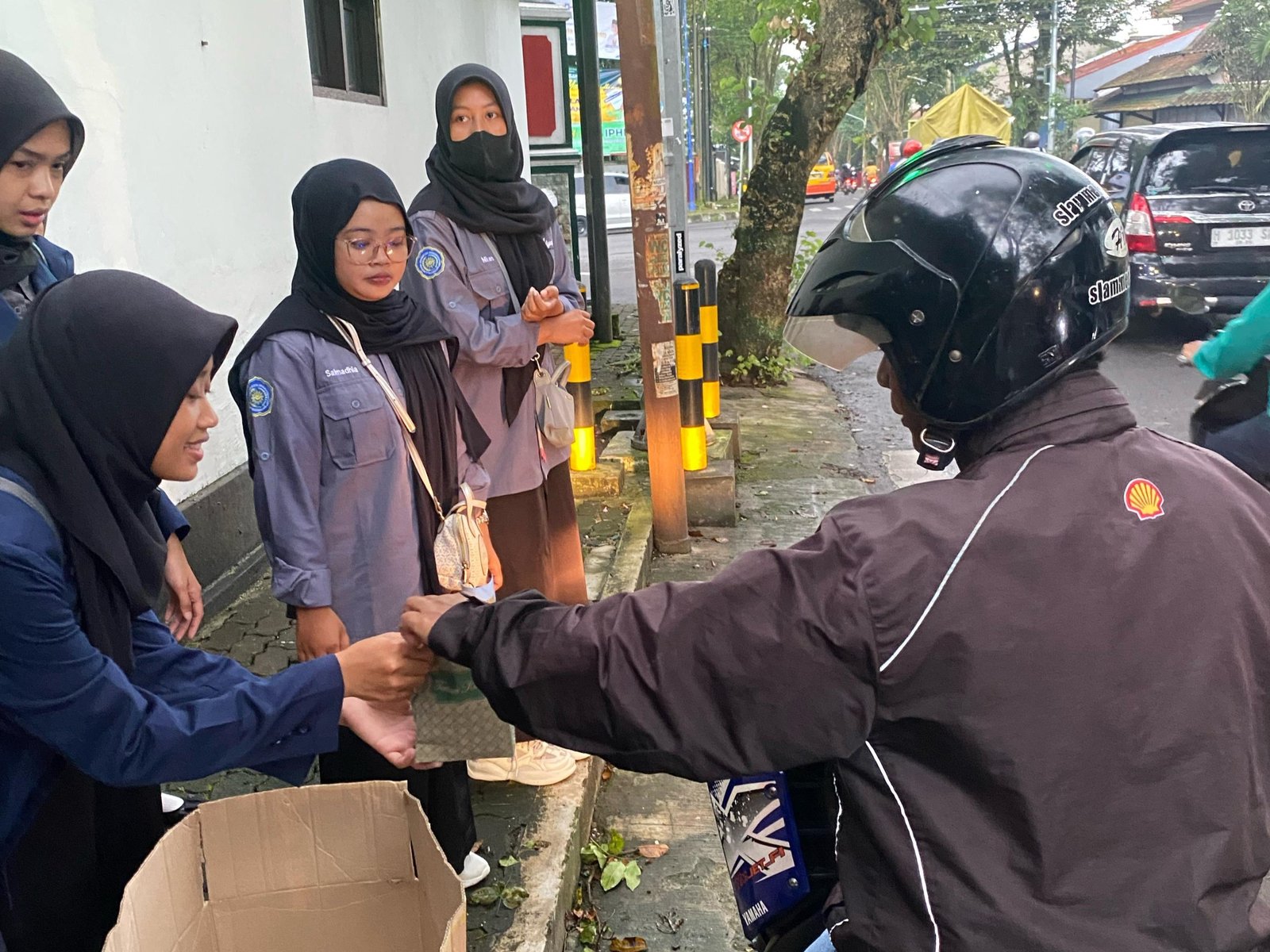 Semarak Ramadhan: HIMARMIK AKMT Tebar Kebaikan Melalui Aksi Berbagi Takjil