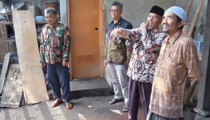 Ketua PDM Temanggung Kunjungi Guru MI Muhammadiyah 2 Tempuran yang Rumahnya Terbakar