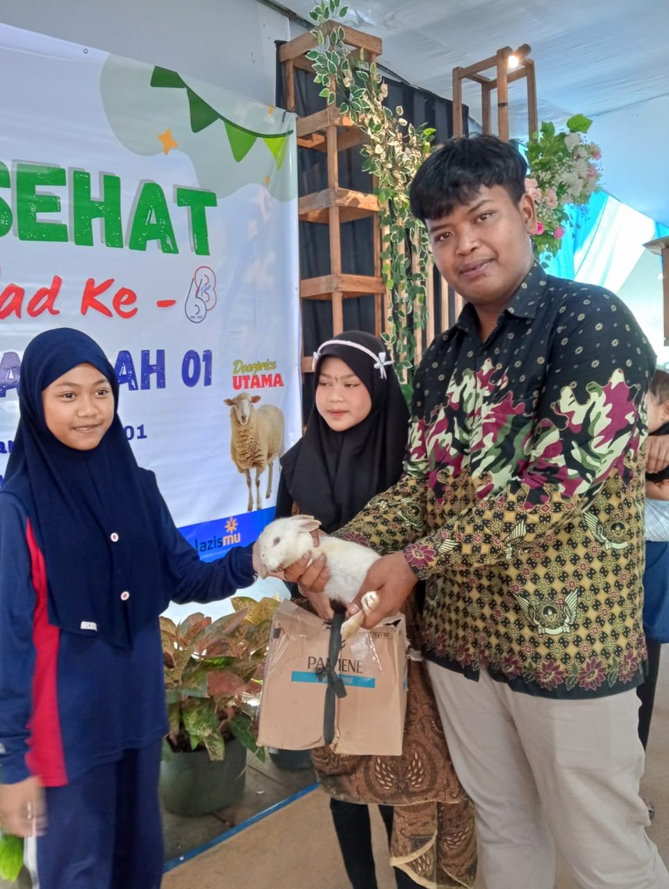 MILAD KE 63 MI MUH 1 TEMPURAN GELAR JALAN SEHAT DAN PENTAS SENI 