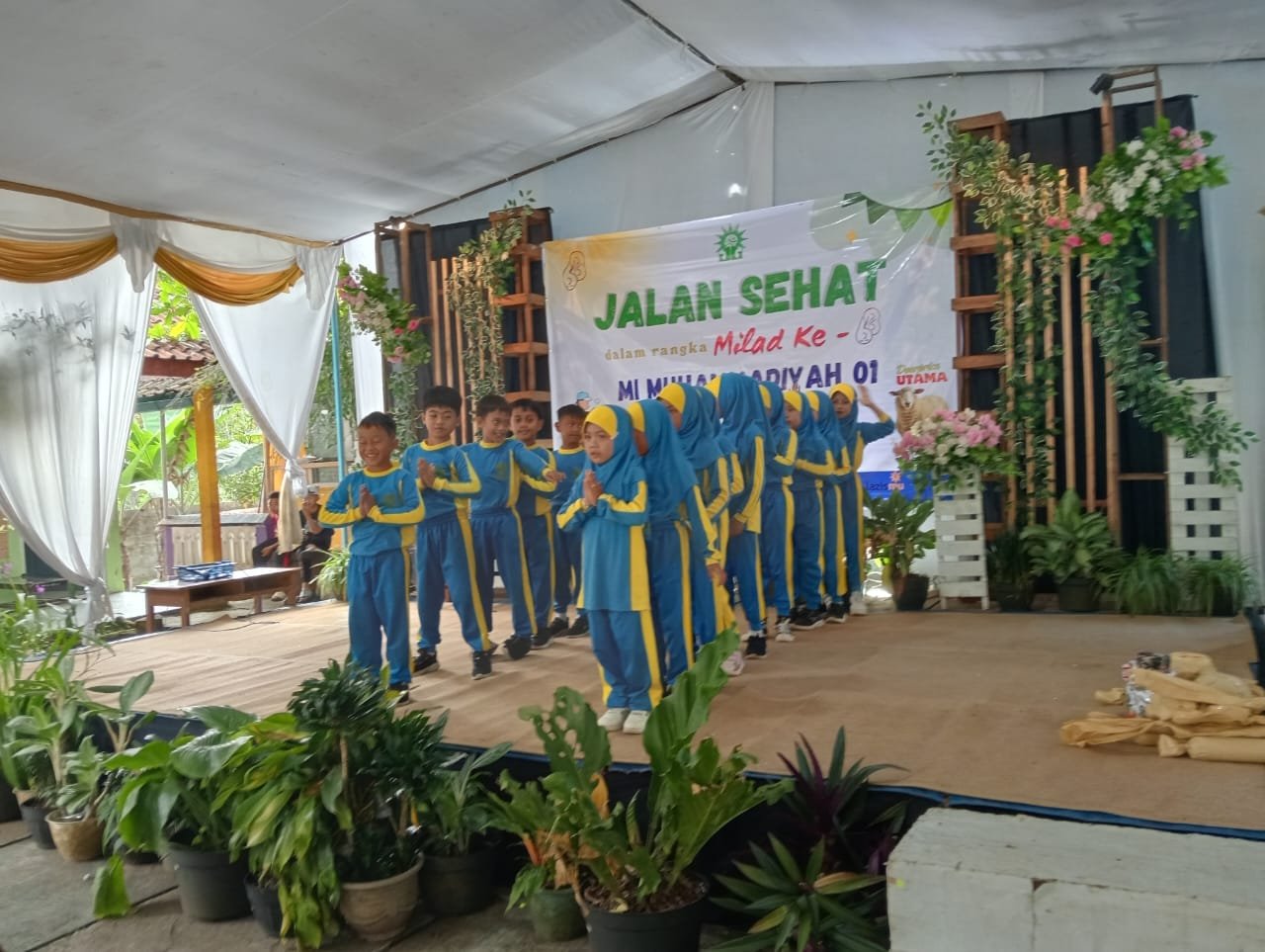 MILAD KE 63 MI MUH 1 TEMPURAN GELAR JALAN SEHAT DAN PENTAS SENI 
