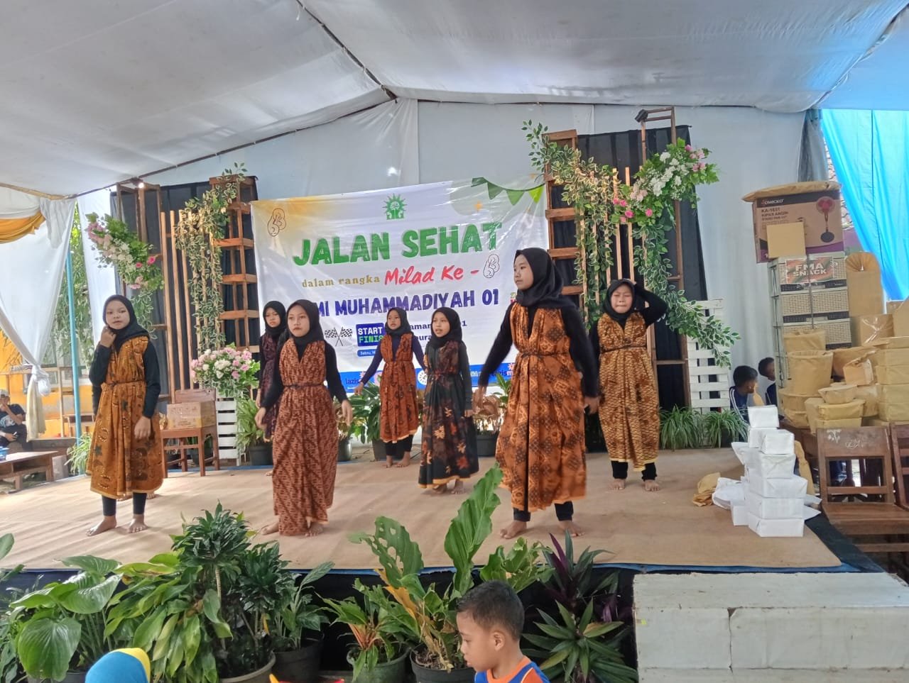 MILAD KE 63 MI MUH 1 TEMPURAN GELAR JALAN SEHAT DAN PENTAS SENI 