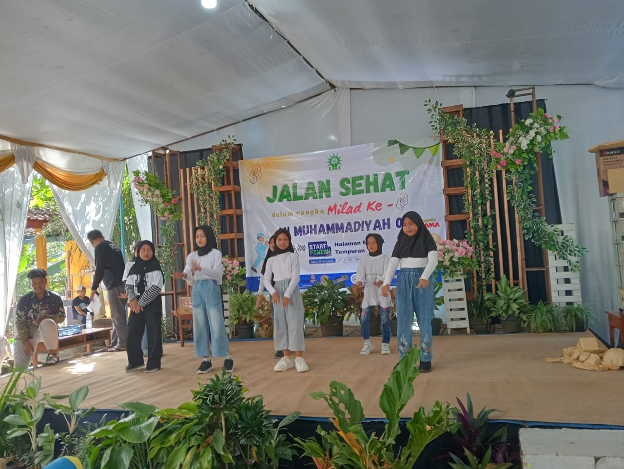 MILAD KE 63 MI MUH 1 TEMPURAN GELAR JALAN SEHAT DAN PENTAS SENI 