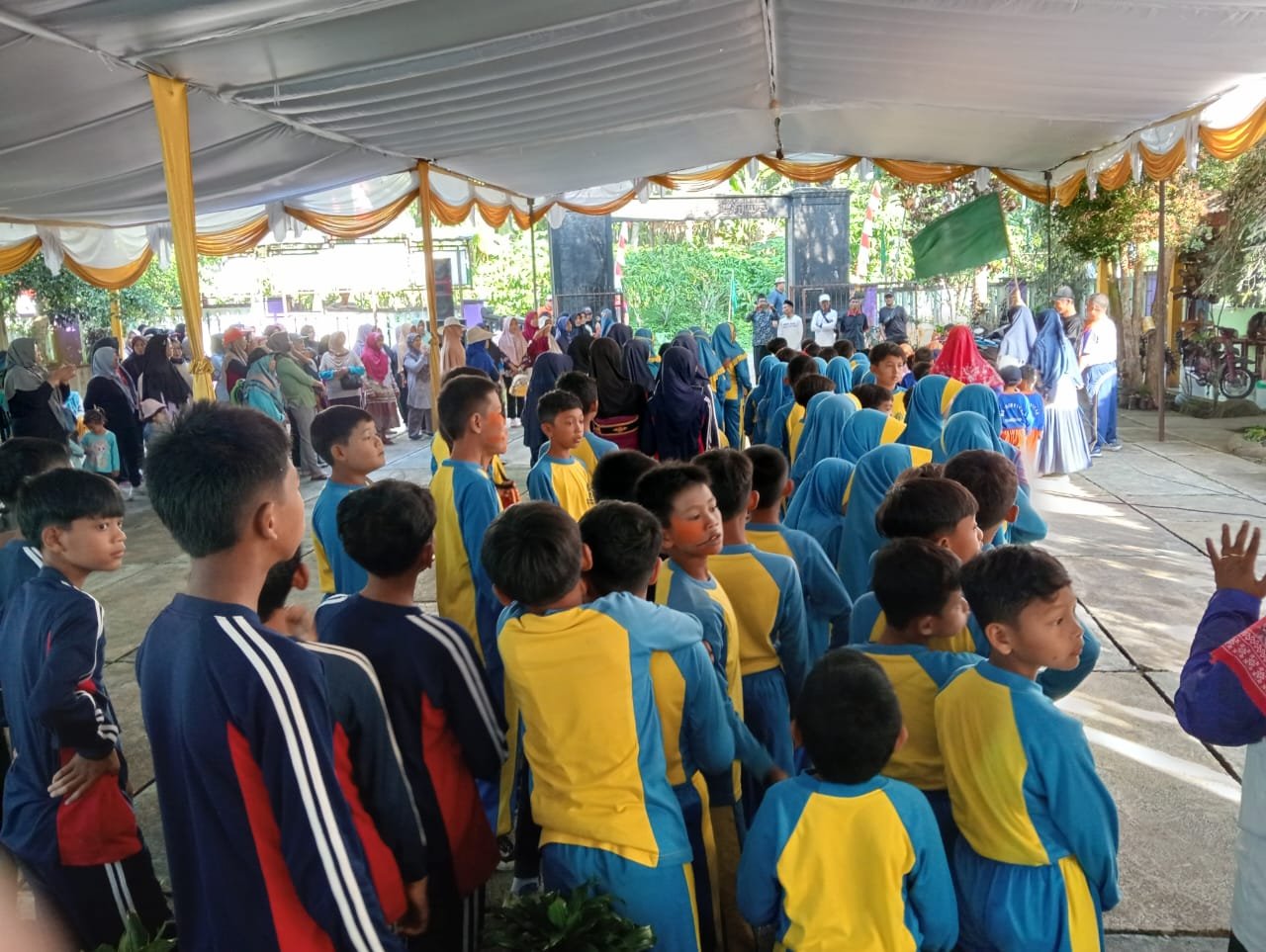 MILAD KE 63 MI MUH 1 TEMPURAN GELAR JALAN SEHAT DAN PENTAS SENI 