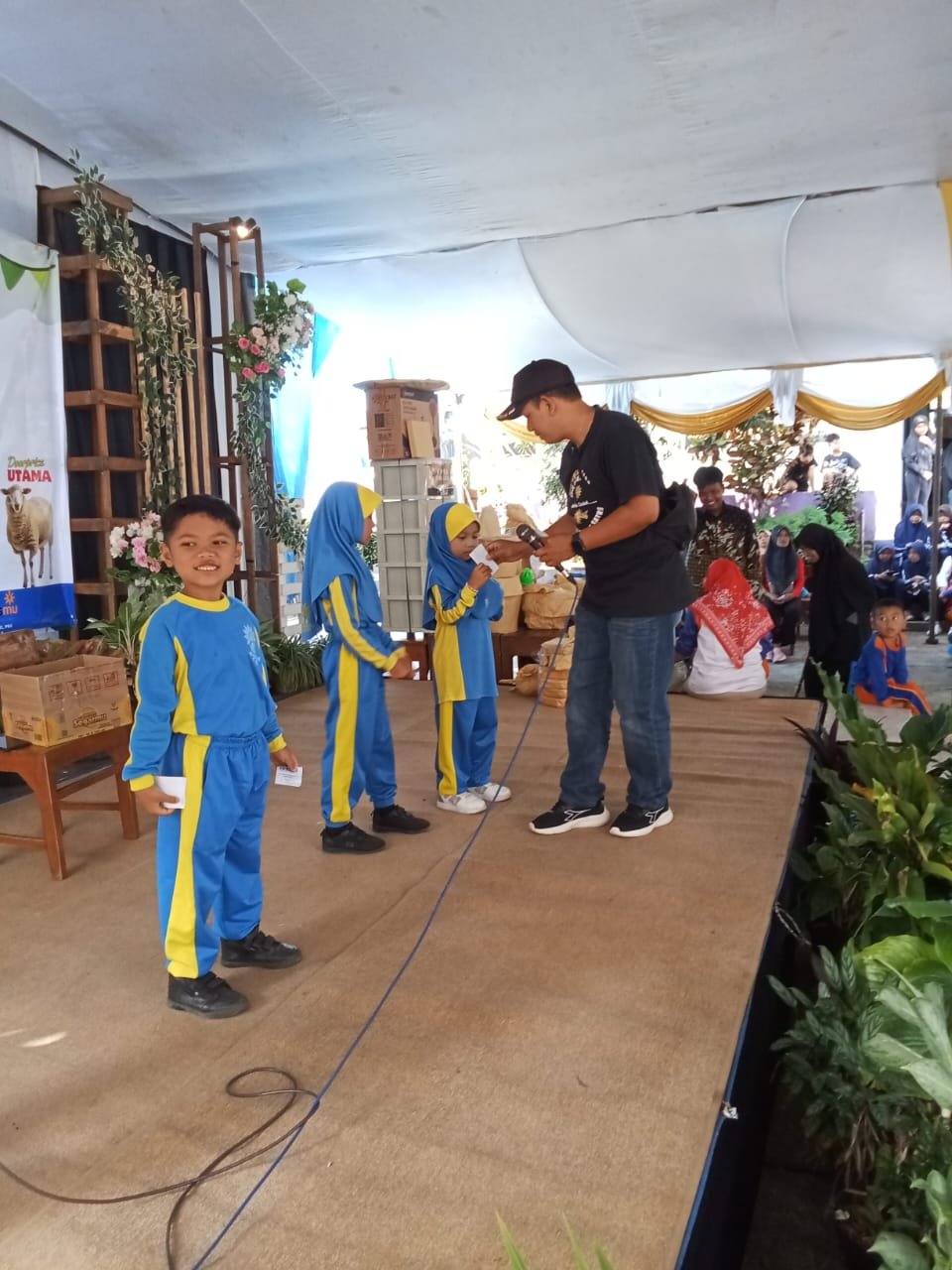 MILAD KE 63 MI MUH 1 TEMPURAN GELAR JALAN SEHAT DAN PENTAS SENI 