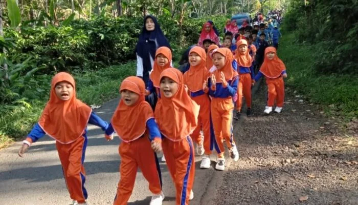 MILAD KE 63 MI MUH 1 TEMPURAN GELAR JALAN SEHAT DAN PENTAS SENI