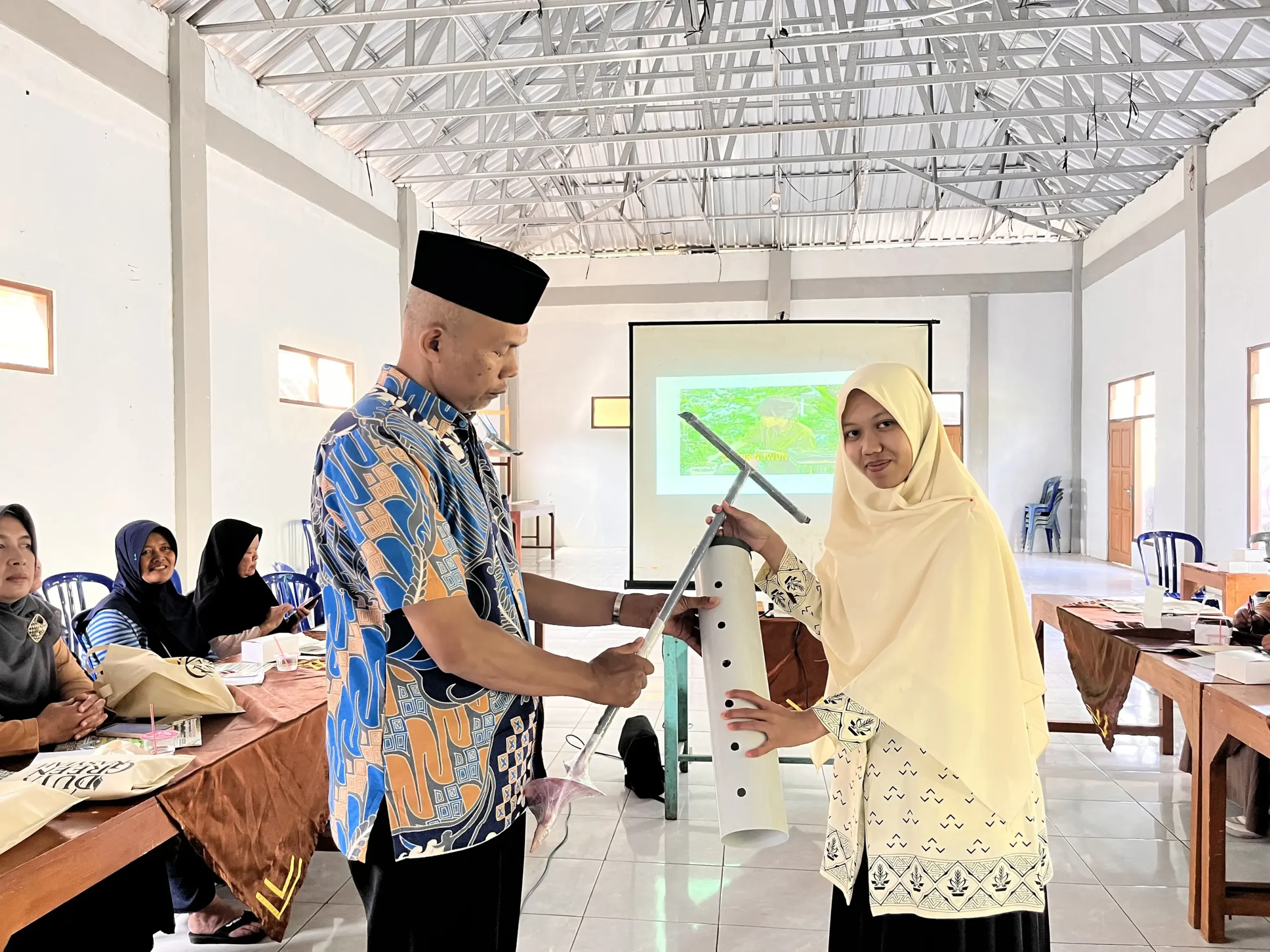 SOSIALISASI DAN PEMBUATAN LUBANG RESAPAN BIOPORI: PDNA TEMANGGUNG MENGAJAK MASYARAKAT UNTUK MEMANEN AIR HUJAN, MENGELOLA SAMPAH ORGANIK DAN MENGURANGI RESIKO BANJIR.