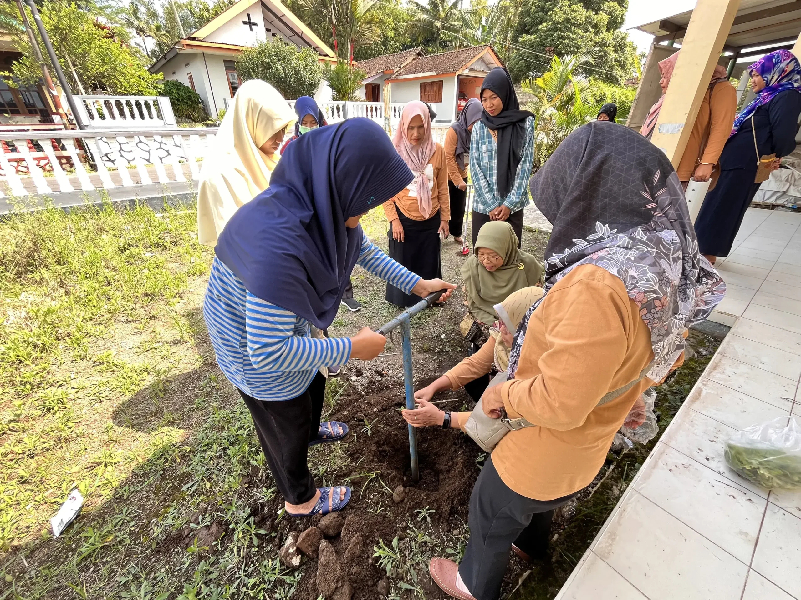 SOSIALISASI DAN PEMBUATAN LUBANG RESAPAN BIOPORI: PDNA TEMANGGUNG MENGAJAK MASYARAKAT UNTUK MEMANEN AIR HUJAN, MENGELOLA SAMPAH ORGANIK DAN MENGURANGI RESIKO BANJIR.