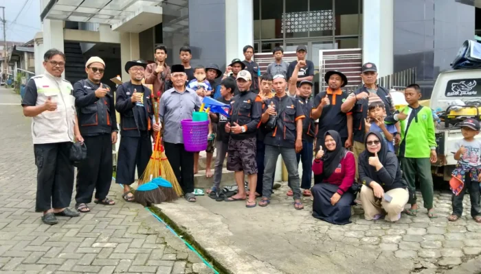 Dakwah Solutif: Tim Bersih-Bersih Masjid PCPM Ngadirejo Bersihkan Masjid Al Mujahidin Talun, Bansari