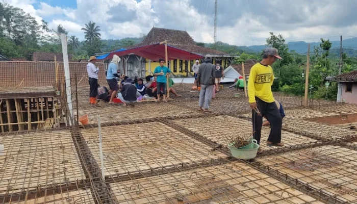 Wujud Solidaritas, Pemuda dan KOKAM Kandangan Gotong Royong Bantu Perakitan Besi Pembangunan Masjid di Ngemplak