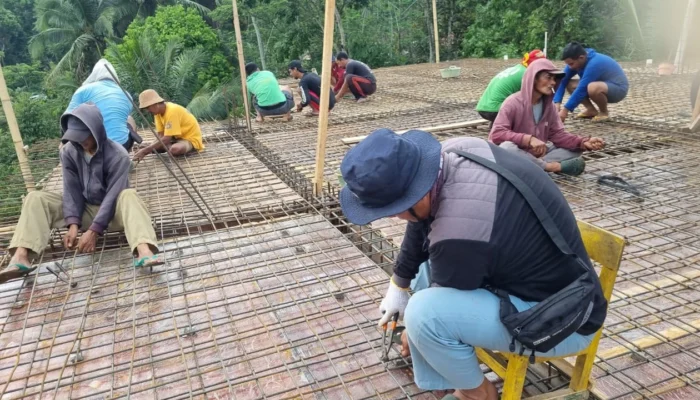 Wujud Solidaritas, Pemuda dan KOKAM Kandangan Gotong Royong Bantu Perakitan Besi Pembangunan Masjid di Ngemplak