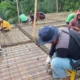 Wujud Solidaritas, Pemuda dan KOKAM Kandangan Gotong Royong Bantu Perakitan Besi Pembangunan Masjid di Ngemplak