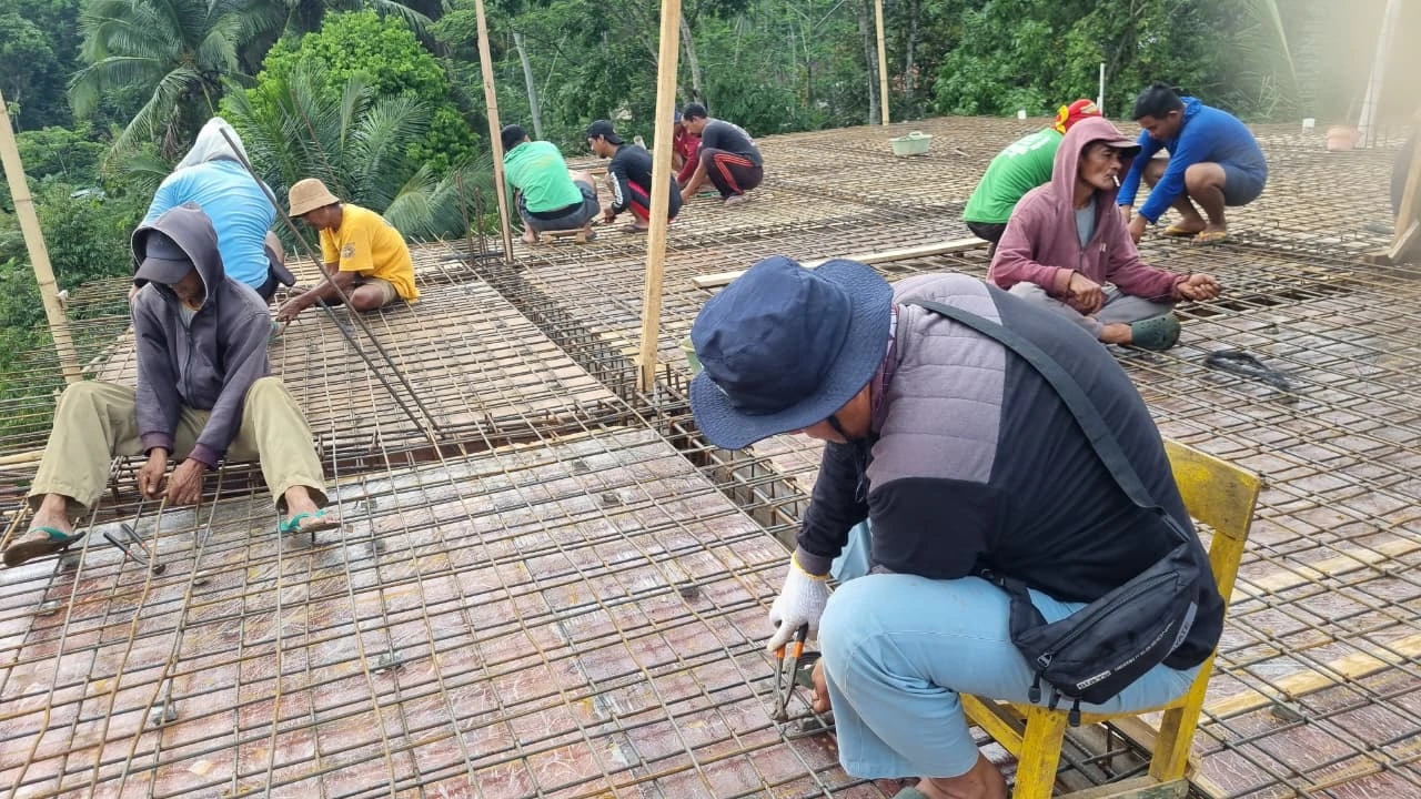 Wujud Solidaritas, Pemuda dan KOKAM Kandangan Gotong Royong Bantu Perakitan Besi Pembangunan Masjid di Ngemplak