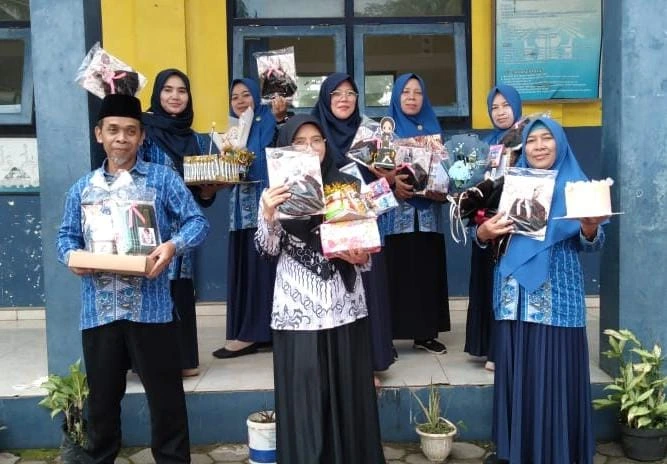 Momen Haru di Hari Guru 2025: Siswa MI Muhammadiyah Baledu Persembahkan "Kado Cinta" untuk Pahlawan Tanpa Tanda Jasa