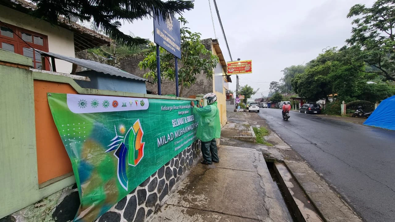 Semarak Milad ke-113: PCM Kandangan "Hijaukan" Jalan Utama, Tegaskan Komitmen Memajukan Kesejahteraan Bangsa
