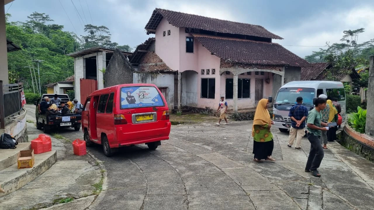 Gelorakan Ghirah Bermuhammadiyah: Puluhan Warga Ranting Baledu Kandangan "Hijaukan" Alun-alun Temanggung dalam Tabligh Akbar Milad ke-113