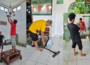 Wujud Dakwah Nyata, PCPM dan KOKAM Kandangan “Sulap” Masjid Al-Fatah Pacitran Lewat Aksi Bersih-Bersih