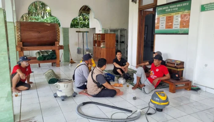 Wujud Dakwah Nyata, PCPM dan KOKAM Kandangan "Sulap" Masjid Al-Fatah Pacitran Lewat Aksi Bersih-Bersih