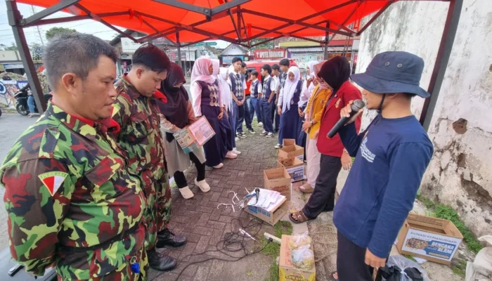 Solidaritas Tanpa Batas: Belasan Kader PR-IPM Kandangan Turun ke Jalan, Belajar Kemanusiaan Bersama AMM untuk Korban Banjir Sumatera