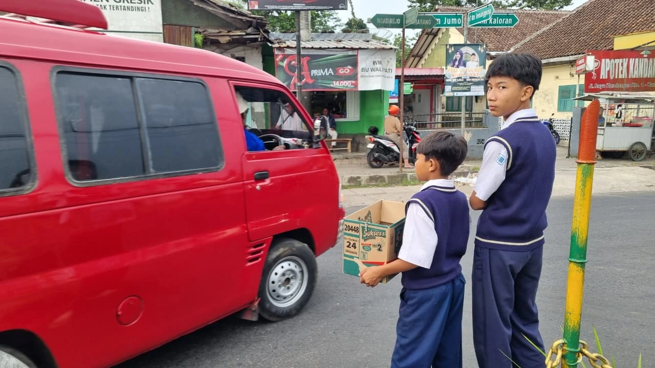 Solidaritas Tanpa Batas: Belasan Kader PR-IPM Kandangan Turun ke Jalan, Belajar Kemanusiaan Bersama AMM untuk Korban Banjir Sumatera