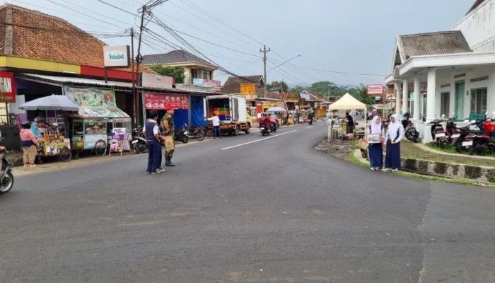 Solidaritas Tanpa Batas: Belasan Kader PR-IPM Kandangan Turun ke Jalan, Belajar Kemanusiaan Bersama AMM untuk Korban Banjir Sumatera