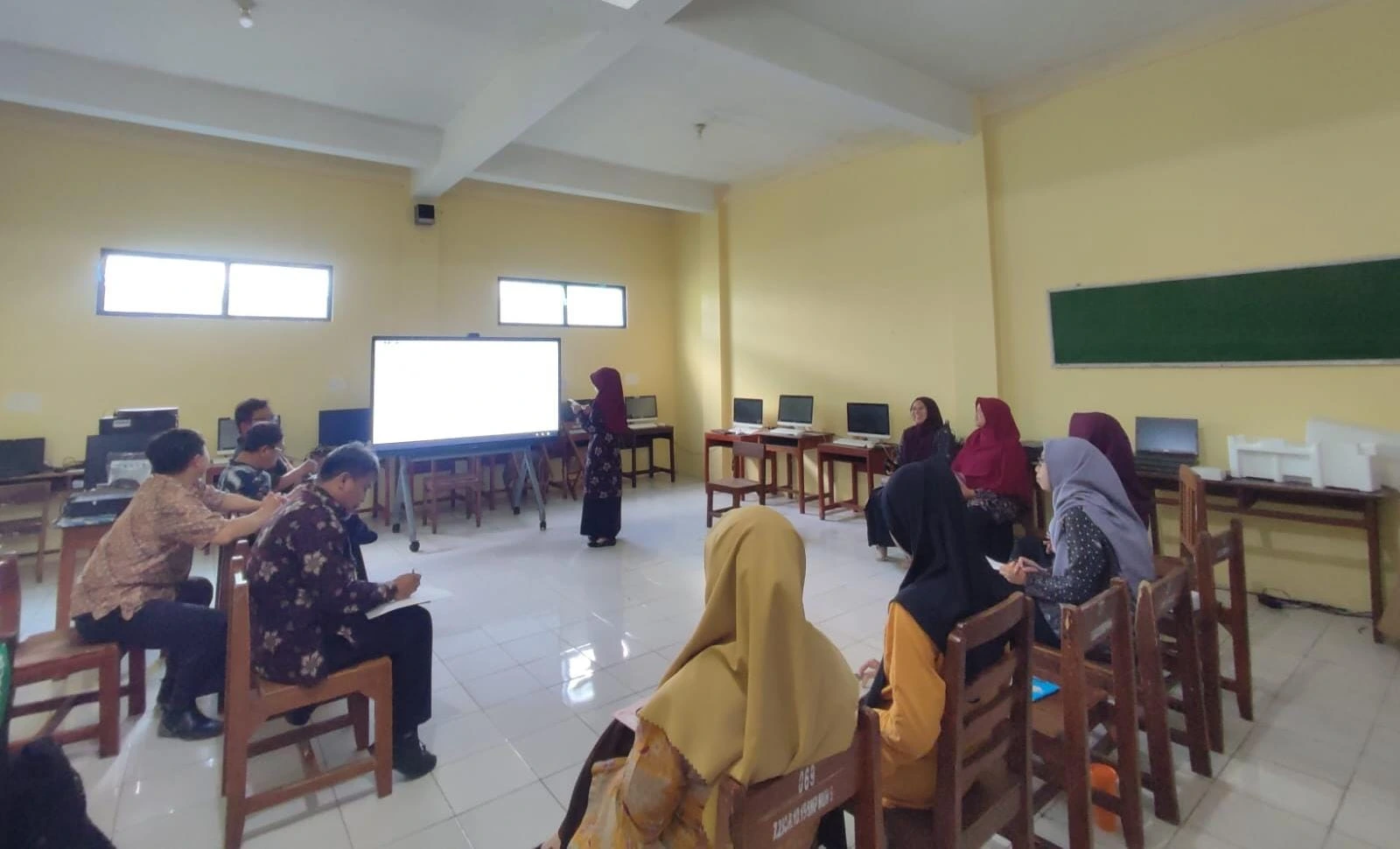 Dedikasi Tanpa Batas: Guru SMP Muhammadiyah 5 Kandangan Manfaatkan Libur Semester untuk Tingkatkan Mutu Lewat Komunitas Belajar