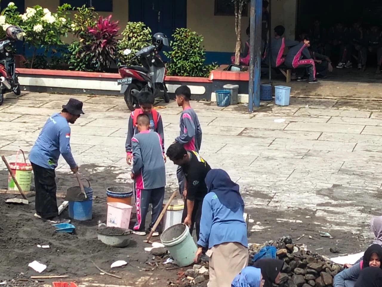Sambut Semester Genap dengan Semangat Baru: Guru dan Siswa SMP Muhammadiyah 5 Kandangan Gelar Aksi Bersih Lingkungan