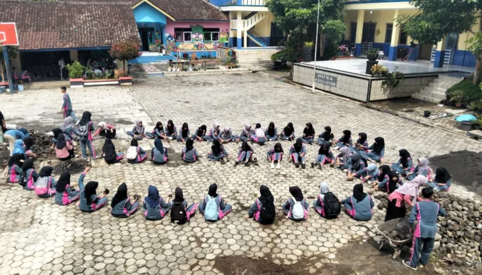 Sambut Semester Genap dengan Semangat Baru: Guru dan Siswa SMP Muhammadiyah 5 Kandangan Gelar Aksi Bersih Lingkungan