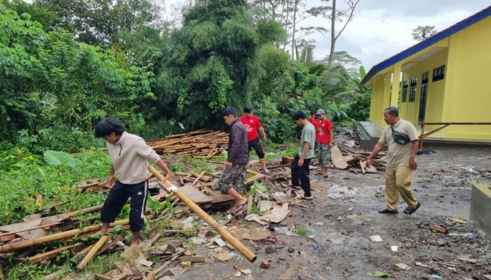 Wujudkan Lingkungan Sekolah yang Rapi, PCPM dan KOKAM Kandangan Gelar Aksi Gotong Royong di Kampus 2 SMP Muhammadiyah 5