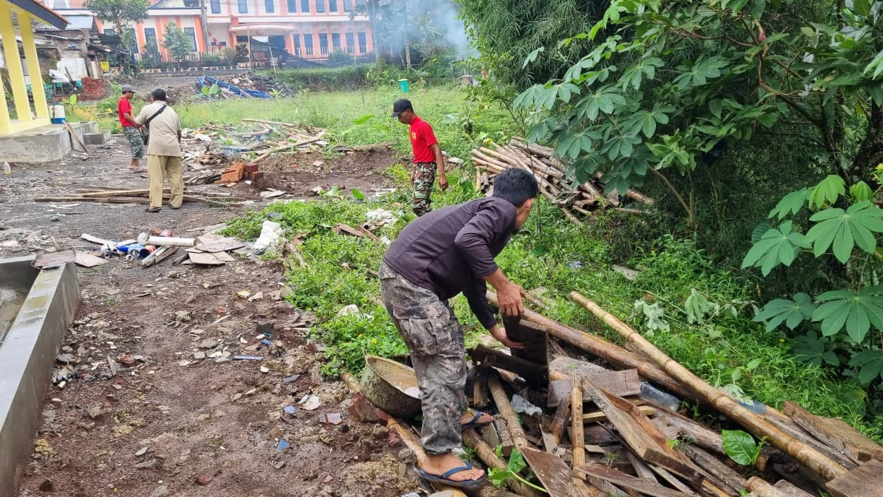 Wujudkan Lingkungan Sekolah yang Rapi, PCPM dan KOKAM Kandangan Gelar Aksi Gotong Royong di Kampus 2 SMP Muhammadiyah 5