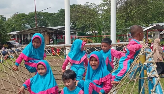 Menanamkan Jiwa Pemberani Sejak Dini: Keseruan Outing Class TK ABA Baledu Kandangan di Kantor Damkar Temanggung