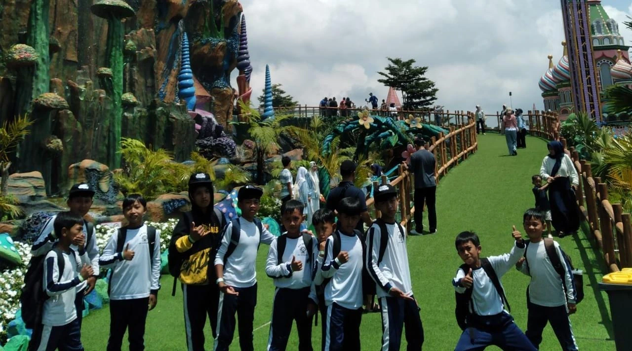 Belajar di Alam: Keseruan Siswa MI Muhammadiyah Baledu Menjelajahi Keindahan New Celosia Bandungan