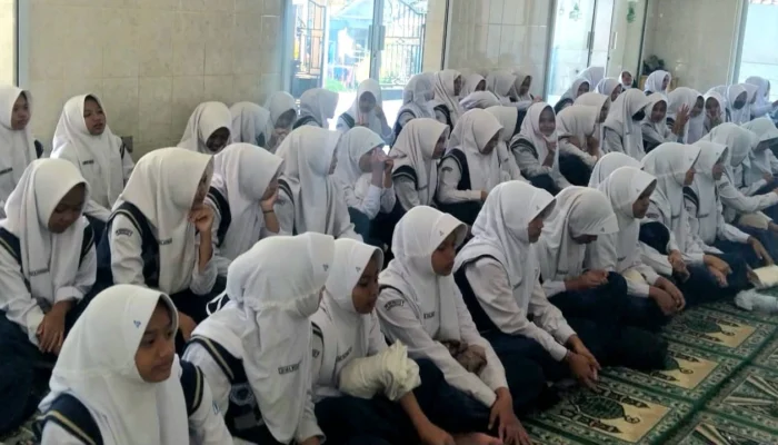 Melampaui Batas Nalar dan Teknologi Einstein: Waka ISMUBA SMP Muhammadiyah 5 Kandangan Kupas Kedahsyatan Peristiwa Isra' Mi'raj