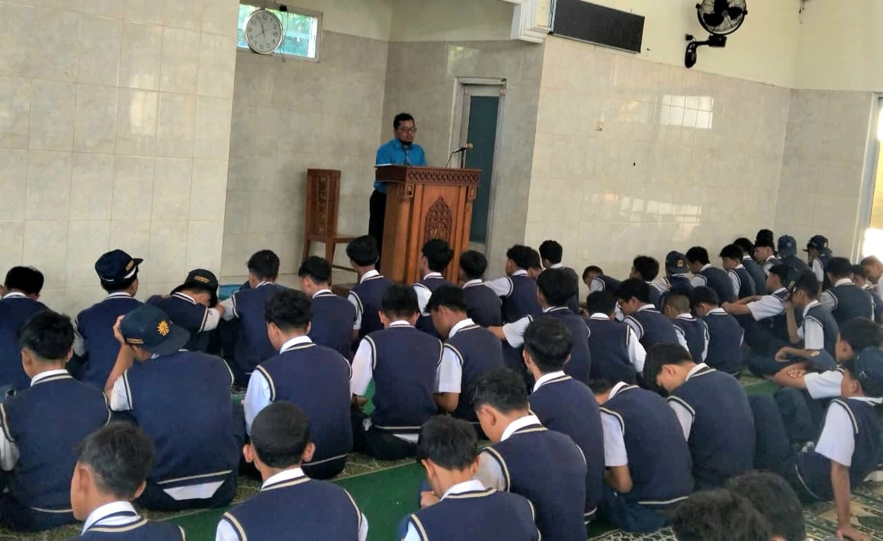 Melampaui Batas Nalar dan Teknologi Einstein: Waka ISMUBA SMP Muhammadiyah 5 Kandangan Kupas Kedahsyatan Peristiwa Isra' Mi'raj