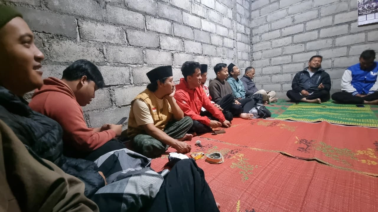 Di Hadapan Pemuda, Ayahanda Asmu'i, S.Pd. Kupas Makna Hakiki "Kembali Kepada Al-Qur'an dan Sunnah" pada Pos Ronda #8 PCPM Kandangan