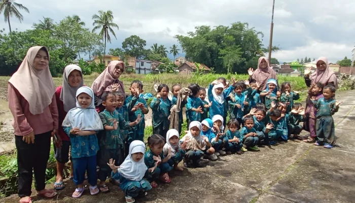 Menanam Karakter di Lumpur Sawah: Keseruan Program "Orang Tua Mengajar" KB Aisyiyah Pelangi Kertosari