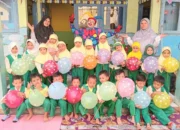Selasa Ceria di BA Aisyiyah Baledu: Saat Si Hidung Merah Jadi “Guru” dan Sahabat Bermain Anak