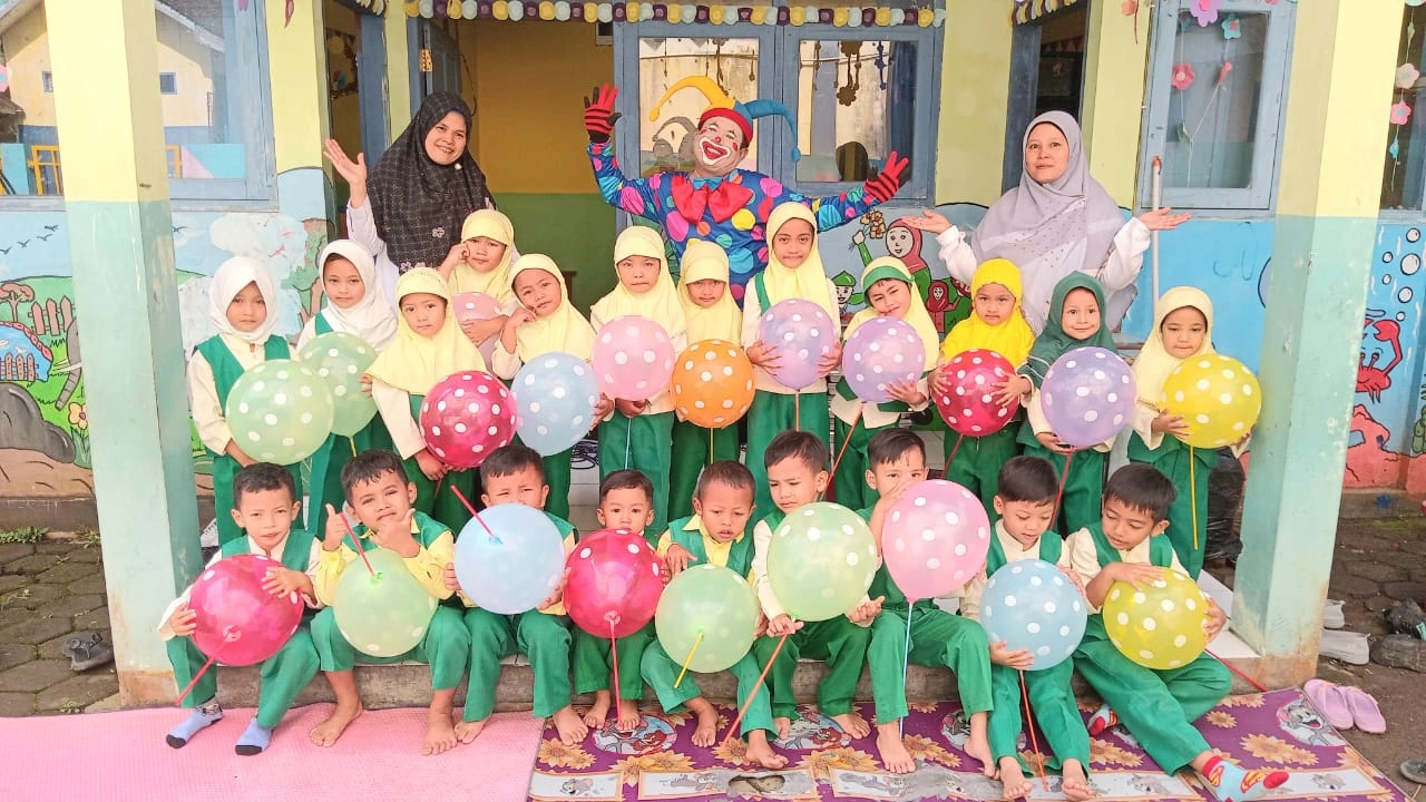 Selasa Ceria di BA Aisyiyah Baledu: Saat Si Hidung Merah Jadi "Guru" dan Sahabat Bermain Anak