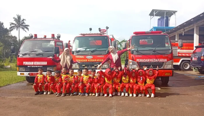 Edukasi Tanggap Bencana Sejak Dini: Keseruan Outing Class KB Surya Cendekia Malebo Kandangan di Markas Damkar