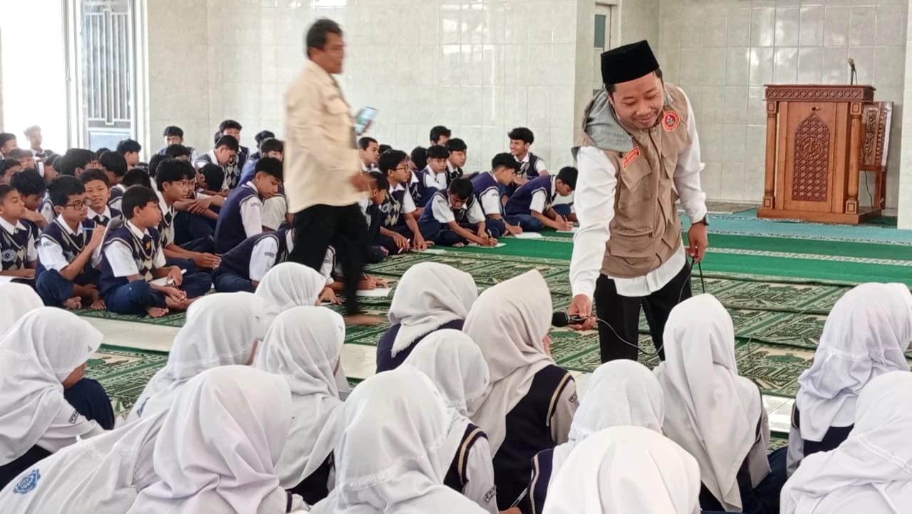Perkuat Literasi Digital, PCPM Kandangan Bekali Siswa SMP Muhammadiyah 5 Menjadi Generasi Muslim Cerdas Bermedia Sosial