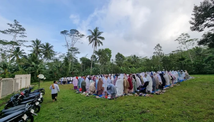 Gema Takbir di Lapangan Baledu: Ust. Aji Jati Nova Tekankan Istiqomah, Sedekah, dan Bakti Orang Tua