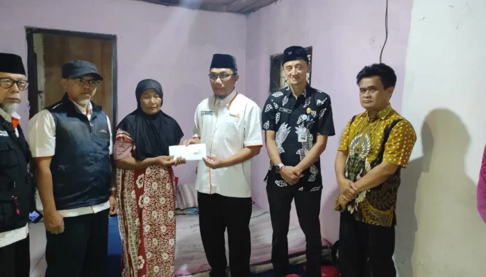 Lazismu Parakan Salurkan Bantuan bagi Lansia Korban Kebakaran di Kemalangan