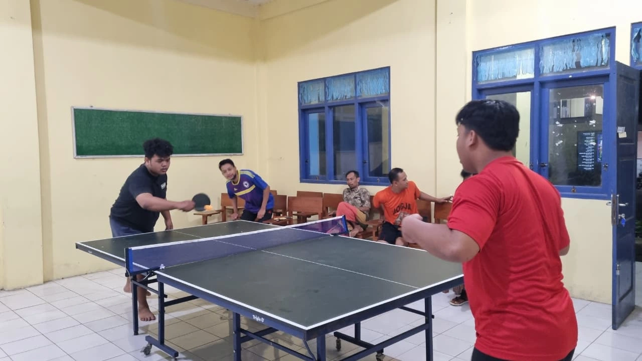 Semarak Olahraga Malam: PCPM Kandangan Gelar Kegiatan Tenis Meja untuk Pererat Ukhuwah Pemuda
