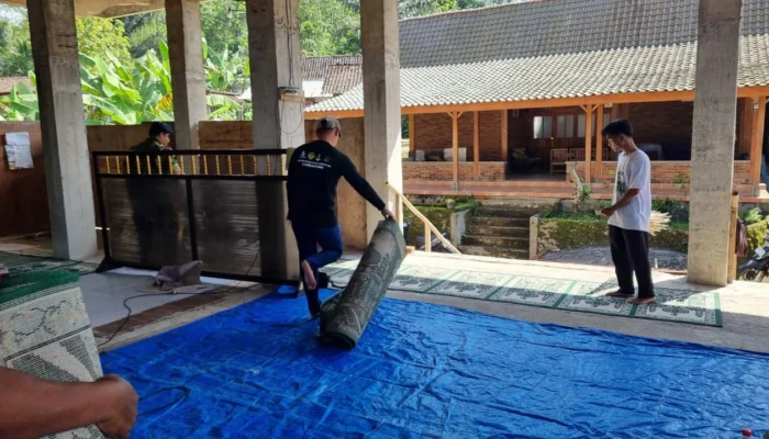 Jelang Iduladha 1447 H, Pemuda Muhammadiyah Kandangan Gelar Aksi Bersih-Bersih di Dua Masjid Sekaligus