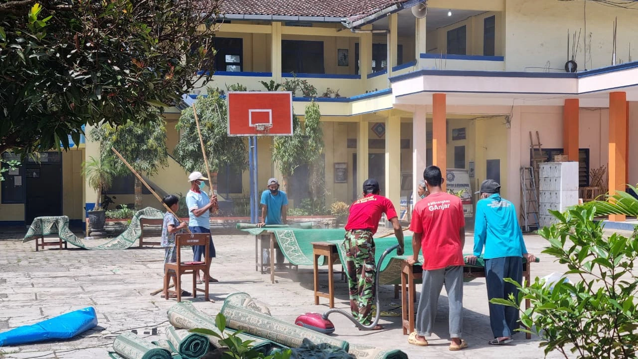 Jelang Iduladha 1447 H, Pemuda Muhammadiyah Kandangan Gelar Aksi Bersih-Bersih di Dua Masjid Sekaligus
