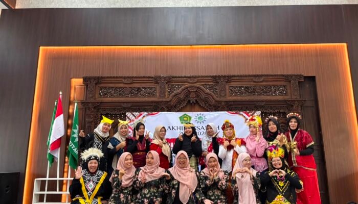 AKHIRUSSANAH DAN PELEPASAN KELOMPOK B BA AISYIYAH AR-RAHMAH KRANGGAN TANAMKAN CINTA TANAH AIR SEJAK DINI